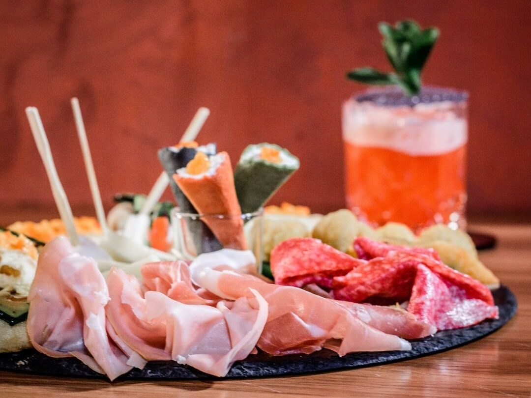 Tavolo con aperitivi, finger food e drink da Habanero Review
