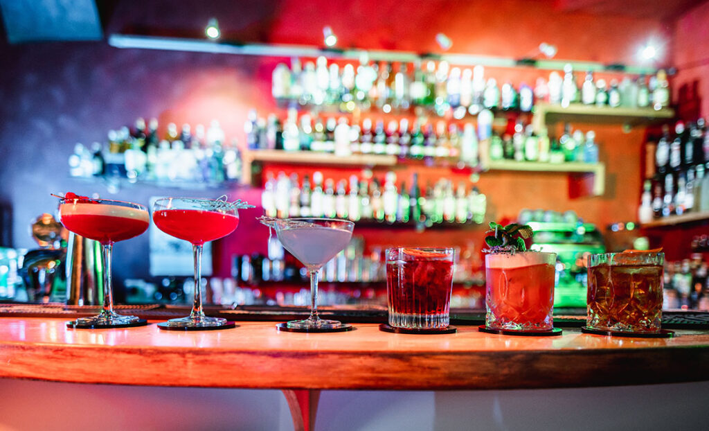 Bartender di Habanero Review durante un servizio di cocktail catering