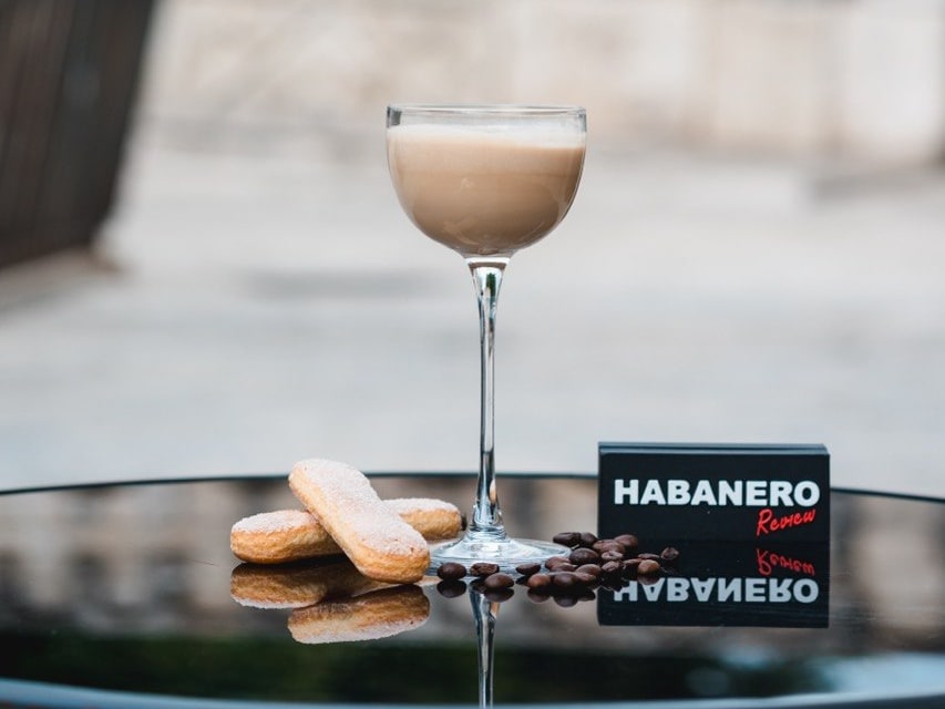 Tiramisù, cocktail signature di Habanero Review, servito in coppetta